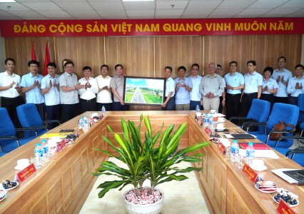 Trao đổi công việc, kinh nghiệm với chủ tịch UBND và các Sở của UBND tỉnh Thái Bình về công tác đầu tư xây dựng, cơ chế tài chính, chính sách và quản lý vận hành đường cao tốc