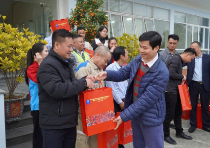  Tổng Công ty VIDIFI trao quà chúc Tết tới CBCNV, người lao động có hoàn cảnh khó khăn nhân dịp Tết nguyên đán Ất Tỵ 2025