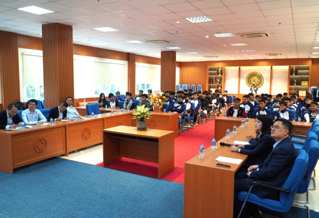 Đoàn giảng viên, sinh viên Trường Đại học Công nghệ GTVT học tập thực tế tại Trung tâm điều hành đường ô tô cao tốc Hà Nội – Hải Phòng