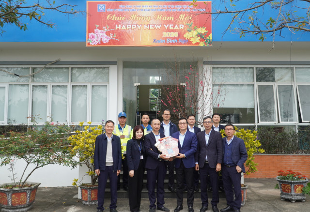 Lãnh đạo Công ty QLKT thăm và chúc tết Cán bộ chiến sĩ lực lượng Cục Cảnh sát giao thông C08 và Cán bộ nhân viên đang làm nhiệm vụ trên tuyến đường cao tốc Hà Nội - Hải Phòng nhân dịp Tết Nguyên đán Bính Ngọ 2026