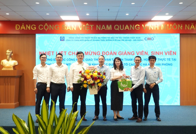 Đoàn giảng viên, sinh viên Trường Đại học Công nghệ GTVT tham quan, học tập thực tế tại Công ty TNHH MTV Quản lý và Khai thác đường ô tô cao tốc Hà Nội - Hải Phòng