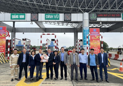 Lãnh đạo Công ty TNHH MTV Quản lý và Khai thác đường ô tô cao tốc Hà Nội – Hải Phòng thăm và chúc tết cán bộ chiến sỹ lực lượng Cục Cảnh sát giao thông C08 và cán bộ nhân viên đang làm việc trên đường cao tốc Hà Nội – Hải Phòng đầu xuân Giáp Thìn 2024