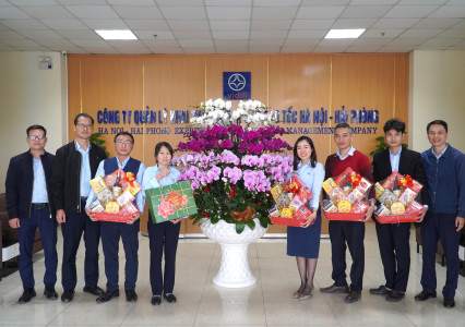 Công đoàn Công ty TNHH MTV Quản lý và Khai thác đường ô tô cao tốc Hà Nội – Hải Phòng tổ chức thăm hỏi và tặng quà cho đoàn viên nhân dịp Tết Nguyên đán Ất Tỵ 2025   