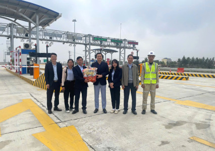 Lãnh đạo Công ty TNHH MTV Quản lý và Khai thác đường ô tô cao tốc Hà Nội – Hải Phòng thăm và chúc tết Cán bộ chiến sĩ lực lượng Cục Cảnh sát giao thông C08 cùng cán bộ nhân viên đang làm việc trên tuyến đường cao tốc HN-HP đầu xuân Ất Tỵ 2025 